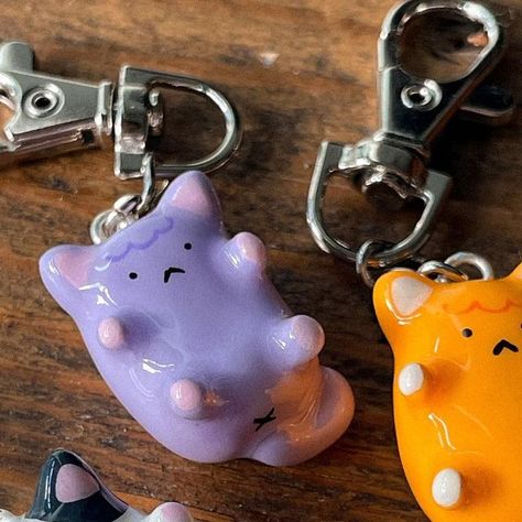 Fimo Keychain, Clay Cat Keychain, Polymer Keychain, Clay Keychain Ideas, Ceramic Keychain, Polymer Clay Keychains, Cat Clay, Easy Clay Sculptures, Polymer Clay Cat