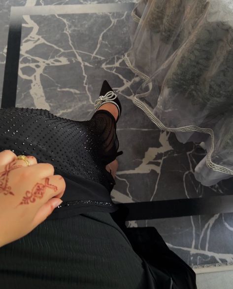 black abaya, cute heels and henna. Eid mubarak Henna Eid, Khaleeji Aesthetic, Heels Aesthetic, Black Abaya, Muslimah Aesthetic, Cute Heels, Eid Mubarak, Girly Photography, Black Heels