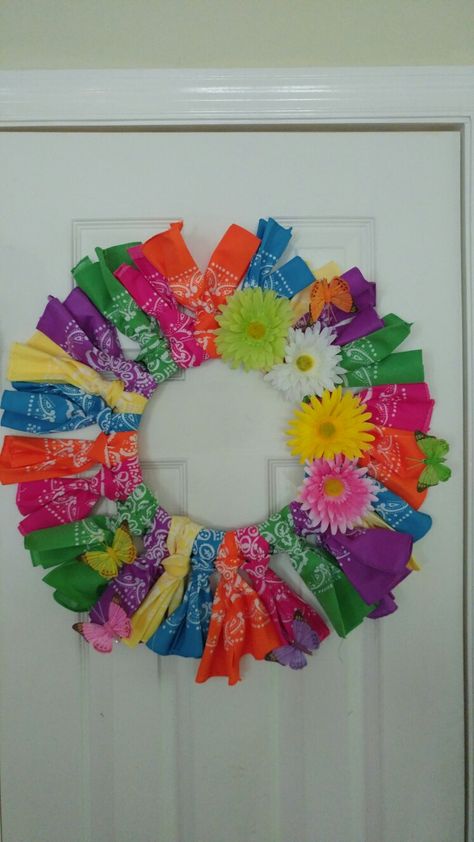 Bandana wreath Bandana Wreath Ideas, Bandana Wreath Diy How To Make, Tie Dye Wreath, Bandana Flower Wreath, Bandana Christmas Wreath, Bandanna Wreath, Bandana Wreaths, Bandana Flag, Diy Bandana