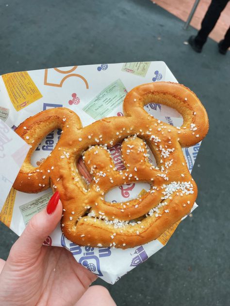 #disney #disneyworld #disneyside #disneyrecipes #pretzels #brezel #disneyland Mickey Mouse Pretzels, Disney Pretzel, Mickey Pretzel, Best Disneyland Food, Disney Desserts, Vision Bored, Blizzard Beach, Disneyland Food, Disney Springs