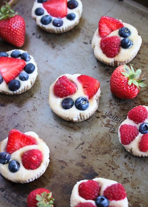 No-Bake Berry Tarts  #justeatrealfood #justjessieb Paleo Cheesecake, Berry Topping, Smooth Cheesecake, Berry Tarts, Berry Bites, Gluten Free Carrot Cake, Berry Tart, Berry Cheesecake, Easy Go