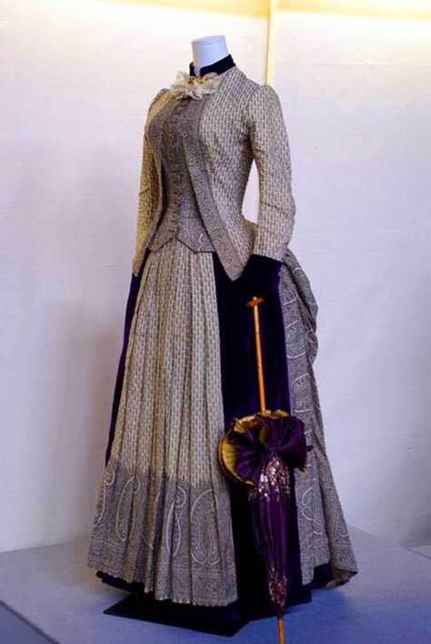 Dress, American, ca. 1885. Paisley wool print. Fashion History Museum, Ontario, via A Vintage Ramble Historical Costuming, 1880s Fashion, 1800s Fashion, Bustle Dress, Victorian Costume, 19th Century Fashion, Victorian Clothing, Antique Dress, Vintage Gowns