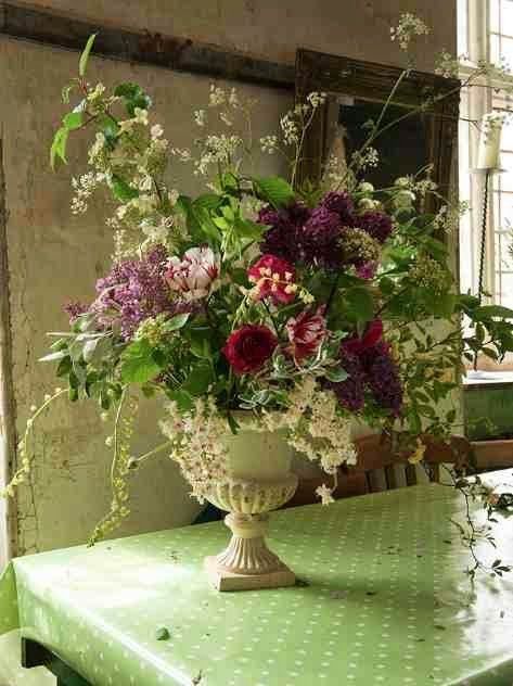 British Flower Arrangements, British Floral Arrangements, British Garden Flowers, Large Bloom Flowers, British Flower Bouquets, Woodland Flower Arrangements, Urn Flower Arrangements, Pedestal Flower Arrangements, Vintage Flower Arrangements