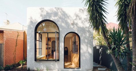 Simple Art Deco Interior, White Stucco Home Exterior, Mediterranean Art Deco, Art Deco Garden Design, Plaster Exterior Houses, Italian House Design, Italian Architecture Homes, Italian Glassware, Architectural Homes