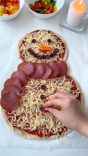 Pizza Christmas Decorations, Winter Pizza Ideas, Christmas Sleepover Food Ideas, Pizza Snowman, Christmas Pizzas, Diy Pizza Night, Snowman Food, Restaurant Moodboard, Christmas Tree Pizza