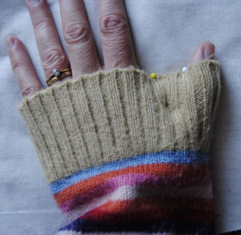 Old Sweater Crafts, Gloves Diy, Sweater Mittens, Christmas Crafts To Make, Old Sweater, Upcycle Sweater, Fingerless Mittens, Wrist Warmers, Warm Sweaters