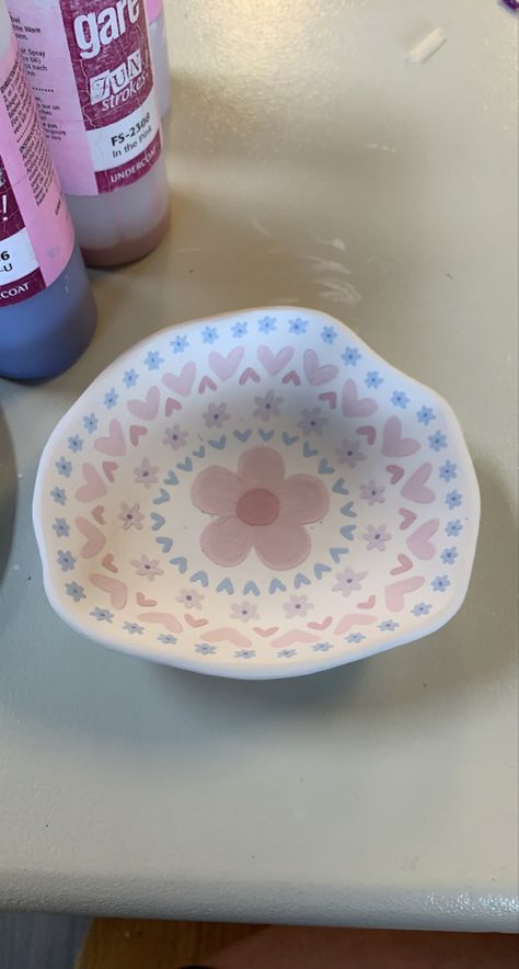 Painted Ceramic Serving Platter, Pottery Painting Dish Ideas, Sanrio Pottery Painting Ideas, East Pottery Painting Ideas, Cute Poterry Painting Ideas, Clay Dish Painting Ideas, Cute Clay Painting Ideas, Heart Bowl Pottery Painting, Pottery Painting Hearts