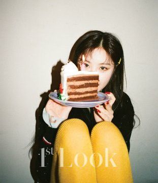 Gidle Soojin, 1st Look Magazine, Random Port, Cute Birthday Pictures, 일본 패션, Party Photoshoot, Look Magazine, 사진 촬영 포즈, Bday Girl