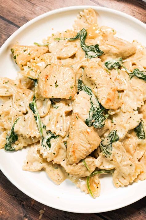 Chicken Spinach Alfredo is a creamy garlic parmesan pasta loaded with spinach and chicken breast chunks. Spinach Ravioli With Chicken, Chicken Alfredo Pasta With Spinach, Spinach And Cream Chicken Pasta, Chicken And Spinach Spaghetti Squash Alfredo, Chicken Alfredo Spinach, Creamy Chicken Spinach Pasta, Baked Pasta Recipes Easy, Hearty Pasta Recipes, Spicy Chicken Pasta