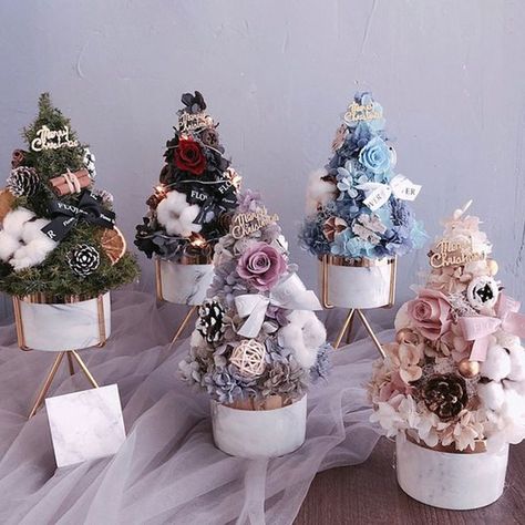 A special Christmas tree, made of various dried hydrangea flowers for her.

Factory Sale, Customized Yours👉WhatsApp: +86 13392627932 Flowers For Her, Mini Christmas Tree Decorations, Floral Christmas Tree, Flower Shop Design, Hydrangea Flowers, Holiday Crafts Christmas, Christmas Flowers, Mini Christmas Tree, New Years Decorations