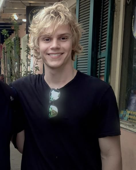 Evan Peters Blonde, Evan Peters American Horror Story, Evan Peters, Halle Berry, Emma Roberts, Most Beautiful Man, Messy Hairstyles, Pretty Men, Celebrity Crush