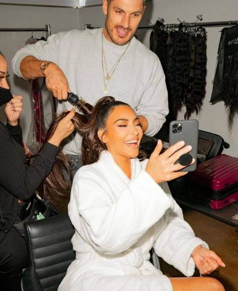 Kim K Glam, Aesthetic Pictures Selfies, Pictures Selfies, Estilo Kim Kardashian, Modeling Makeup, Famous People Celebrities, Kim Kardashian Dresses, Kim Kardashian Outfits, Celebrity Makeup Looks