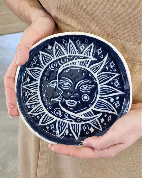 Sun And Moon Trinket Dish, Pottery Bowl Inspo Paint, Octopus Bowl Ceramics, Ceramic Platters Ideas Design, Sgraffito Plate Designs, Ceramic Scrafitto, Scraffito Designs Simple Plate, Sgrafitto Designs, Ceramic Bowl Painting Ideas Simple