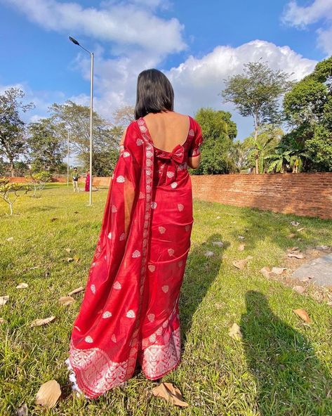 Mekhela Sador Blouse Design, Assamese Couple, Sador Mekhela, Mekhela Sador, Mekhela Chador, Indian Women Painting, Friend Photography, Women Painting, Best Friend Photography