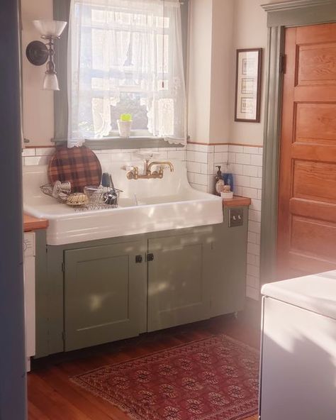 Jasper Farms on Instagram: "I love the morning light in the kitchen ☀️ @copper_pig_fine_woodworking #oldhome #oldhouse #antiquehome #antique #vintagehouse #antiquelighting #farmhousesink" Dresser Sink Kitchen, Antique Kitchen Sink, Basement Vibes, Dresser Sink, Light In The Kitchen, Vintage Farmhouse Sink, Kitchen Copper, Vintage Kitchens, Farm Sink