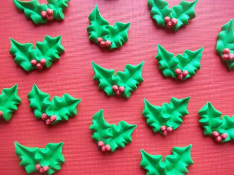 Royal Icing Holly Leaves, Fondant Christmas Cake, Christmas Toppers, Holly Leaves And Berries, Christmas Topper, Royal Icing Decorations, Cupcake Icing, Cakes And Cupcakes, Decorator Icing