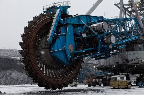 The biggest coal mine in the world has some enormous machinery for excavation. Mechanic Man, Mechanic Life, Mechanical Bull, Heavy Construction Equipment, Mechanical Mods, Mechanic Jobs, Industrial Machine, Mining Equipment, Truck Cranes