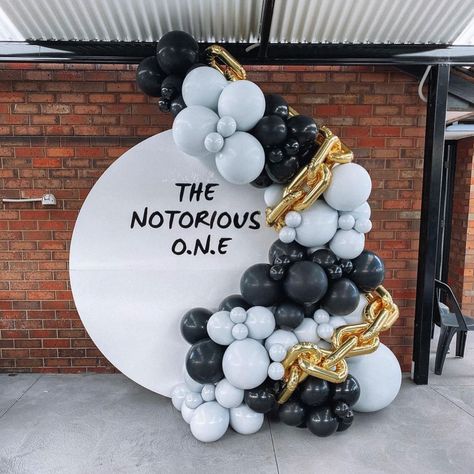 Bday Celebration Ideas, Bday Celebration Ideas At Home, 90s Hip Hop Party Decorations, Chain Balloons, 90s Hip Hop Party, Notorious One, 1st Birthday Boy Themes, Link Balloons, Bday Celebration