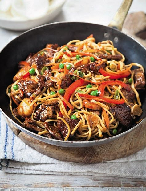 The classic Chinese dish that is just as good made at home as it is in a restaurant Hairy Bikers Recipes, Pork Chow Mein, Chinese Food Recipes, Chow Mein Recipe, Chow Mein, Chinese Dishes, Pork Dishes, Noodle Recipes, Chow Chow