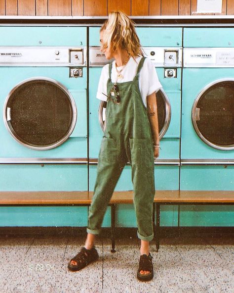 Acting like a kid in a candy store because... I’ve always wanted to take a photo in one of these old school laundrettes 🙈 Vestiti In Jeans, Mode Hippie, Estilo Hippie, Look Retro, Mode Boho, Urban Wear, Hippie Outfits, Mode Inspo, Pusheen