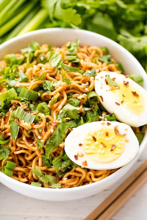 Ramen noodles are flavored with a sriracha-spiced sauce and served up with soft boiled eggs, cilantro, and green onions. All in just 15 minutes! Ramen Noodle Recipes With Egg, Tuna Ramen, Easy Ramen Noodle Recipes, Sriracha Ramen, Ramen Food, Easy Ramen, Healthy Cheese, Blt Pasta Salads, Soul Kitchen