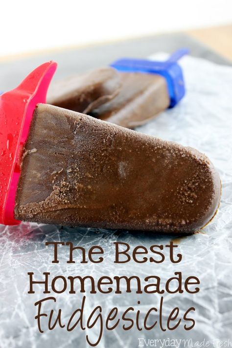 Chocolate fudgey goodness in the form of our summer favorite, popsicles! The Best Homemade Fudgesicles are made with 4 ingredients, and you will want to always have them in the freezer! | EverydayMadeFresh.com Homemade Fudgesicles, Fudgesicle Recipe, Fresh Strawberry Cake, Cake With Strawberry, Diy Easy Recipes, Strawberry Buttercream, Strawberry Cakes, Frozen Meals, Ice Creams