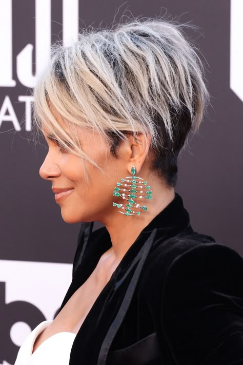 Halle Berry Haircut, Halle Berry Short Hair, Halle Berry Hairstyles, Hally Berry, Short Hair Highlights, Latest Haircuts, Pixie Haircut For Thick Hair, Undercut Pixie Haircut, Short Pixie Haircuts