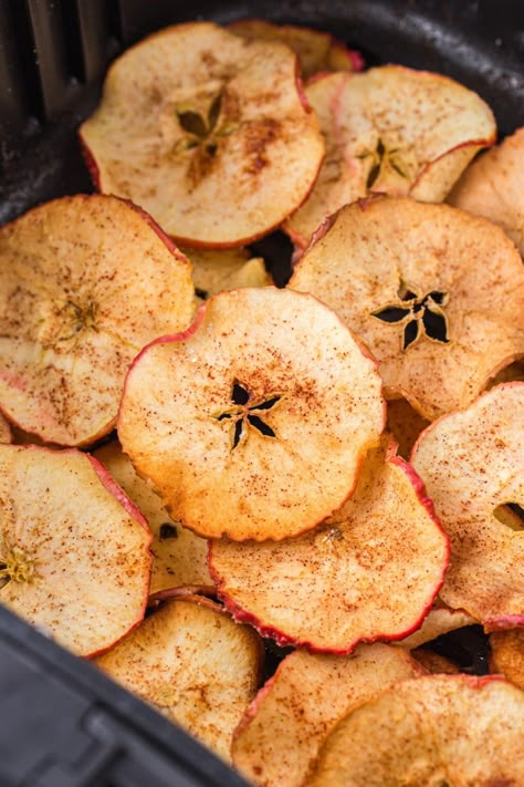 Baked Apple Chips, Oven Baked Apple, Apple Chips Baked, Healthy Chips, Guilt Free Snacks, Apple Chips, Fried Apples, Baked Apple, Easy Oven