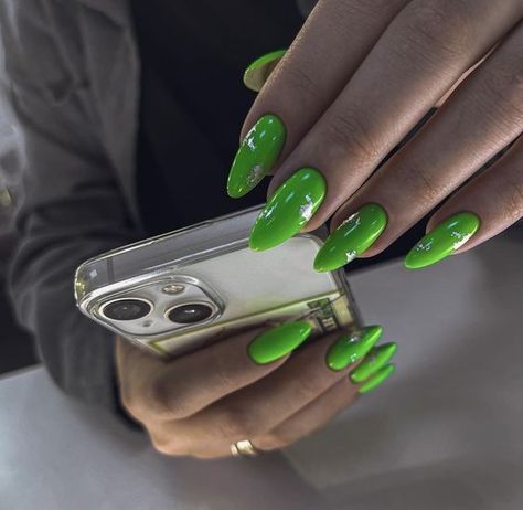 Best Valentine's Day Nail Designs 2024 Acrylic Nail Art Ideas for Valentine's Day💚 Hand Model Poses Nails, Hand Poses Nails, Nail Posing Ideas, Nail Tech Headshots, Hand Poses For Nails, Poses To Show Off Nails, Nail Poses Hands Instagram, Acrylic Nail Art Ideas, Makeup Artist Bag