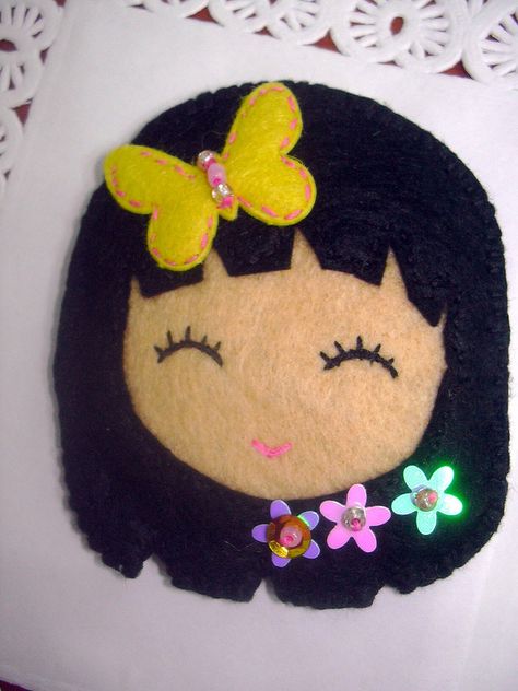 Felt Doll Faces Ideas, Felt Faces, Doll Brooch, Felt Jewelry, Felt Brooch, Creation Couture, Felt Dolls, Felt Diy, Felt Toys