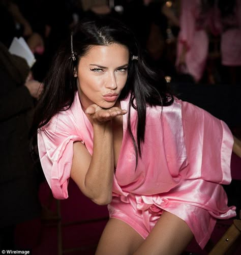 Muah: Adriana Lima shows her cheeky side by blowing a kiss backstage at the 2016 Victoria ... Adrian Lima, Vsfs 2016, Lima Model, Fashion Show 2016, Adriana Lima Victoria Secret, Victoria Secret Wallpaper, Victoria Secret Show, Elle Us, Cindy Kimberly