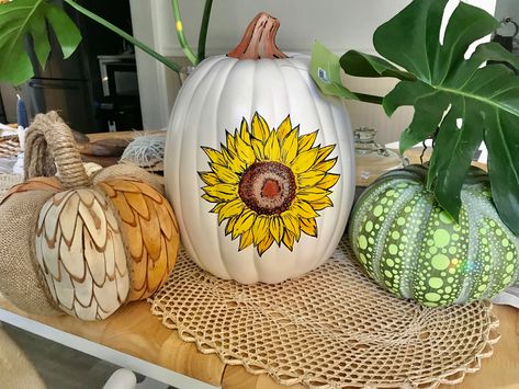 Sunflower Painted Pumpkin, Painting Ideas On Pumpkins, Sunflower Painting Ideas, Sunflower Pumpkin, Painting Pumpkins, Pumpkin Craft, Painted Pumpkin, Photo Transfer, Pumpkin Painting