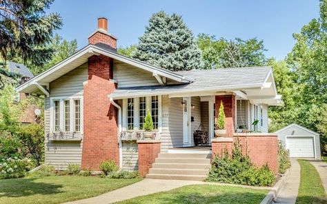 A California bungalow From Harris Brothers in Villa Park, Illinois. California Suburbs House, California Bungalow Interior, Houses In Chicago, Sears House Plans, Bungalow Interior, California Bungalow, Build Plans, Cottage Exterior, Villa Park