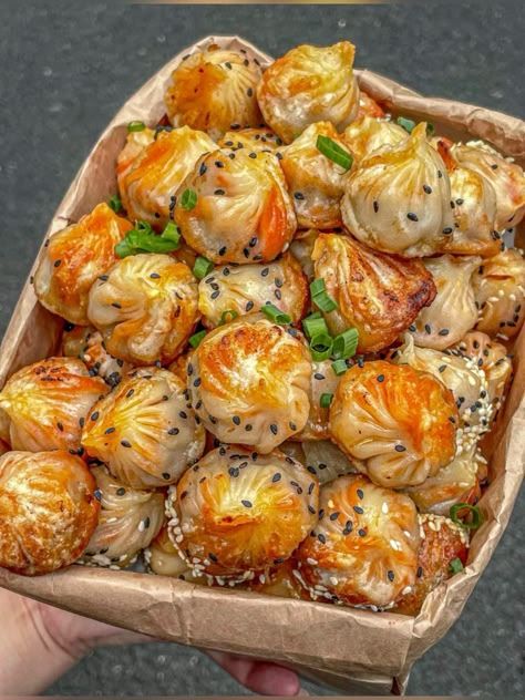 Aesthetic Food Savory, Shenjian Bao, Pan Fried Pork Buns, Fancy Asian Food, Chinese Cuisine Aesthetic, Aesthetic Chinese Food, Chinese Food Aesthics, Rich People Food, China Street Food