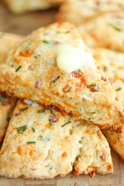 Ham and Cheese Scones - Easy peasy ham and cheddar scones perfect for any time of day - perfect as breakfast, snack-time, appetizer or with a bowl of soup! Cheese Scones Easy, Ham And Cheese Scones, Bacon Scones, Cheddar Scones, Christmas Morning Brunch, English Scones, Scones Recipe Easy, Scones Easy, Cheese Scones