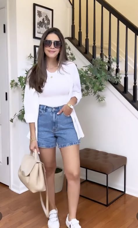 Casual Tourist Outfit, Young Mom Outfits, Louis Vuitton Outfits, Looks Com Short, Tourist Outfit, Look Short, Bermuda Jeans, Crop Top Outfits, Short Jeans