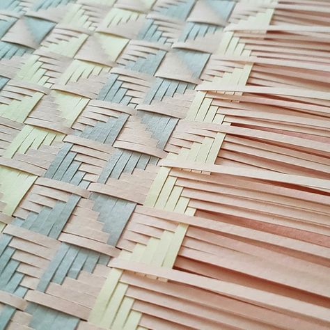 Paper Pleating Art, Weaving Patterns Paper, Paper Weaving Patterns Design, Weaving Paper, Christmas Ornaments Fabric, Woven Art, Paper Weaving, Diy Weaving, Paper Embroidery