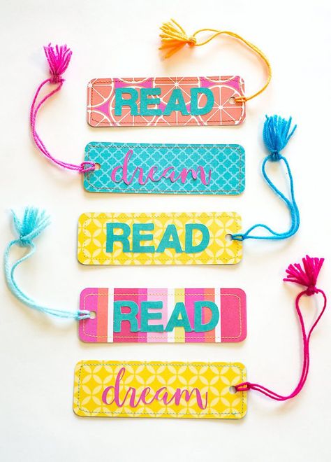 These Easy Paper Bookmarks include a free bookmark template (SVG and PDF), perfect for a fun tween craft, end of the year favors, parties or for your summer reading program! Bookmarks Diy, Handmade Bookmarks Diy, Penanda Buku, Creative Bookmarks, Bookmark Craft, Summer Reading Program, Bookmark Template, Paper Bookmarks, Bookmarks Kids