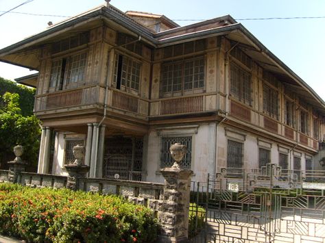 Old house located in Iloilo City proper, across from the Iloilo Provincial Capital. Description from commons.wikimedia.org. I searched for this on bing.com/images Philippine Heritage Houses, Old Philippine Houses, House Design Bungalow, Small House Design Minimalist, Houses In The Philippines, Cheap Houses To Build, Spanish Era Philippines Houses, Old House In Philippines, Pre Colonial Philippines Architecture