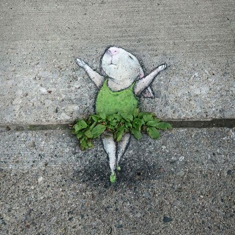 Adventures Of Chalk Characters: 90 Street Art Pieces By This Artist (New Pics) Fun Chalk Art, David Zinn, Chalk Artist, Street Art Utopia, Wal Art, Brick Art, Sidewalk Chalk Art, Sidewalk Art, Amazing Street Art