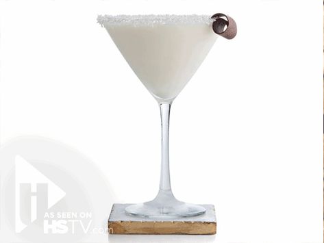 Rumchata Martini, Snowball Martini, Martini Recipes Easy, Christmas Martini, Adult Beverages Recipes, Cocktail Drinks Alcoholic, Alcoholic Beverage, Healthy Chicken Dinner, Vanilla Vodka