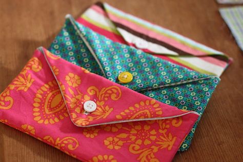 easy tutorial for making fabric cash envelopes Fabric Envelopes, Money Envelope System, Envelope Tutorial, Fabric Envelope, Woodworking Project Plans, Fabric Wallet, Envelope System, Money Envelopes, Sewing Purses