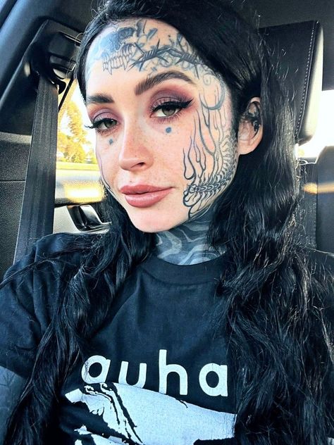 Girls With Face Tattoos, Jaw Tattoo Face, Forehead Tattoo Woman, Women Face Tattoo, Cool Face Tattoos, Tatted Women, Forehead Tattoo, Small Face Tattoos, Horrible Tattoos