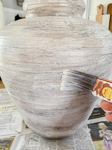 Diy Painted Pots Ideas Terra Cotta, Diy Plaster Lamp, Diy Aged Vase, Painting Lamps Base, Lamp Painting Ideas, White Vases Decor Ideas, Painting Terra Cotta Pots, Paint Lamps, Diy Vase Decor