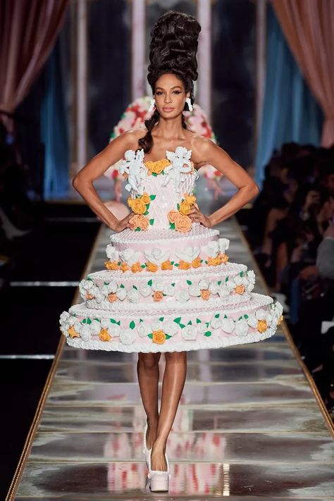 Moschino 2020, Catty Noir, Couture Mode, Dress Cake, Vogue Uk, Jeremy Scott, Fashion Show Collection, Costume Design, Milan Fashion Week