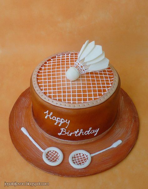 Badminton cake - For all your cake decorating supplies, please visit craftcompany.co.uk Badminton Cake Ideas, Badminton Cake, Shuttle Badminton, Sport Badminton, Badminton Photos, Sports Themed Cakes, Sports Cakes, Shirt Cake, Sport Cakes