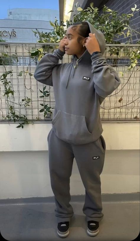 Sweat Pants School Outfit, Esstenial Hoodie Outfits, Nike Sweat Suit Outfits, Sweats And Jordans Outfit, Plt Tracksuit Outfit Ideas, Cute Outfits To Wear When Its Cold, How To Style Tracksuits, Plt Sweatsuit Outfit, Jogging Suit Outfit Black Women