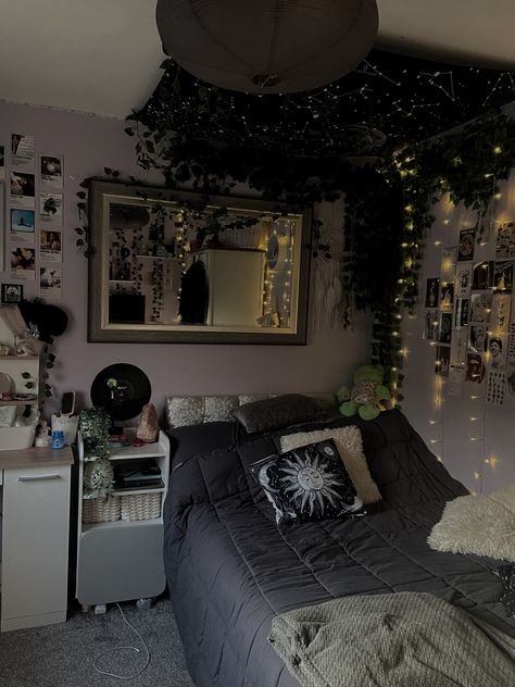 Aesthetic Room Ideas Black, Witchy Bedroom Ideas Bohemian, Dark Atheistic Bedroom, Light Goth Room, Dark Aesthetic Dorm Room Ideas, Room Ideas Dark Aesthetic Cozy, Nature Goth Aesthetic Room, Dark Themed Bedroom Aesthetic, Goth Bedrooms Ideas