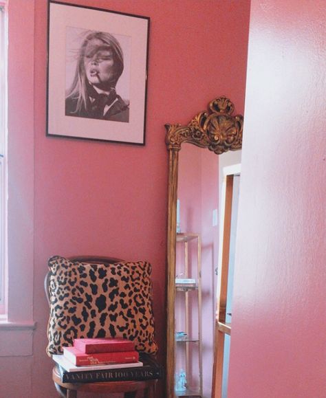 Chic pink moody vintage eclectic glam haute eclectic mcm mid century modern Hollywood regency palm beach springs walls Hollywood Glamour Bathroom, Boho Glam Bathroom, 80s Glam Bedroom, Vintage Hollywood Dressing Room, Retro Glam Aesthetic Room, Pink Makeup Room, 70s Pink Interior, Boho Maximalism Pink, Glamour Bathroom