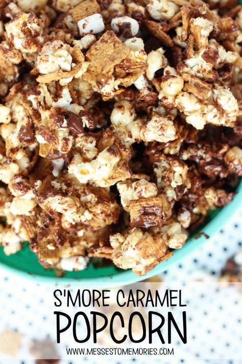 S'more Caramel Popcorn Caramel Popcorn Recipe, Summer Movie Night, Popcorn Recipes Caramel, Popcorn Mix, Popcorn Treats, Popcorn Recipe, Popcorn Snacks, Snack Mixes, Pop Popcorn